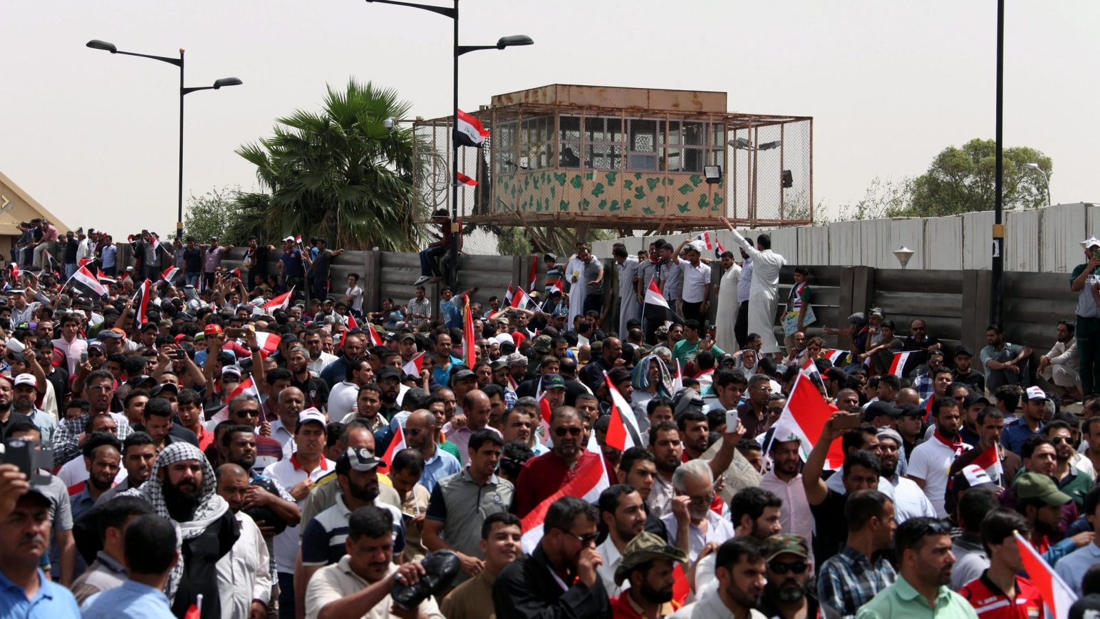 ‪أنصار التيار الصدري والتيار المدني تظاهروا اليوم بالآلاف وسط بغداد‬ (الأوروبية)