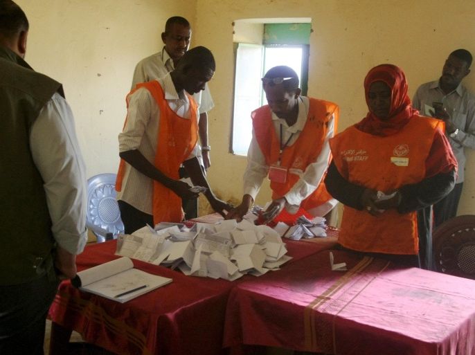 Observers watch as officials count ballots after a referendum vote in El Fasher in North Darfur April 14, 2016. REUTERS/Mohamed Nureldin Abdallah