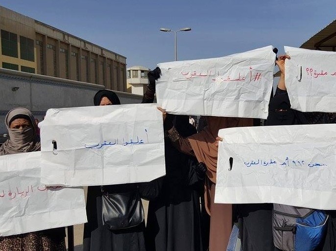 جانب من احتجاج أمهات وزوجات وبنات معتقلي ‫‏سجن العقرب‬ على منعهم من زيارة ذويهم