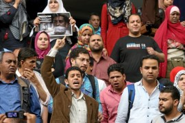 صحفيون يتظاهرون على سلم نقابة الصحفيين وسط القاهرة احتجاجا على اعتقال عشرات الصحفيين خلال تغطيتهم لمظاهرات يوم 25 إبريل 2016