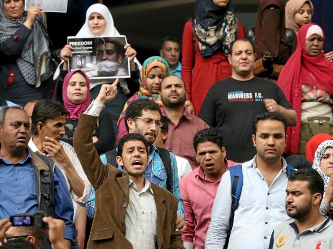 صحفيون يتظاهرون على سلم نقابة الصحفيين وسط القاهرة احتجاجا على اعتقال عشرات الصحفيين خلال تغطيتهم لمظاهرات يوم 25 إبريل 2016