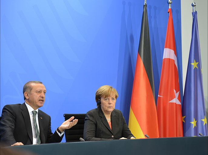 نقاد تأييد ميركل لطلب تركيا بإحالة المذيع الكزميدي للقضاء أتهموا المستشارة الألمانية بالخضوع لأردوغان . الجزيرة نت