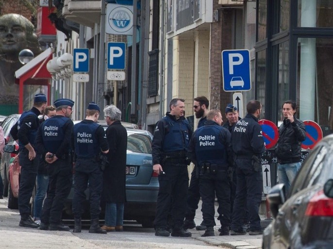 Belgian police during a search in Etterbeek, Brussels, Belgium, 09 April 2016. Police raids continue following the Brussels bombings on March 22 where at least 31 people were killed and hundreds injured in bomb explosions at the departures hall of the airport and at Metro stations in downtown Brussels. Militants of the so-called Islamic State (IS) have claimed responsibility for the attacks.