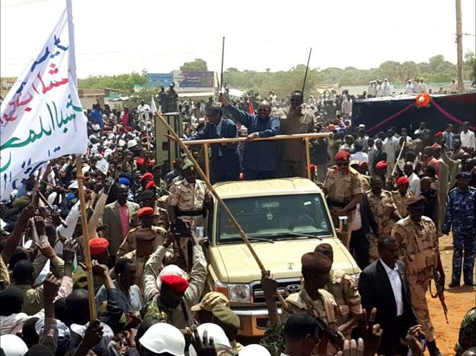 البشير في دارفور أمام حشد شعبي
