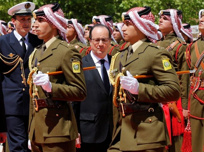 France's President Francois Hollande (C) reviews Bedouin honour guards during his visit to Jordan, at the Royal Palace in Amman, Jordan, April 19, 2016. REUTERS/Muhammad Hamed