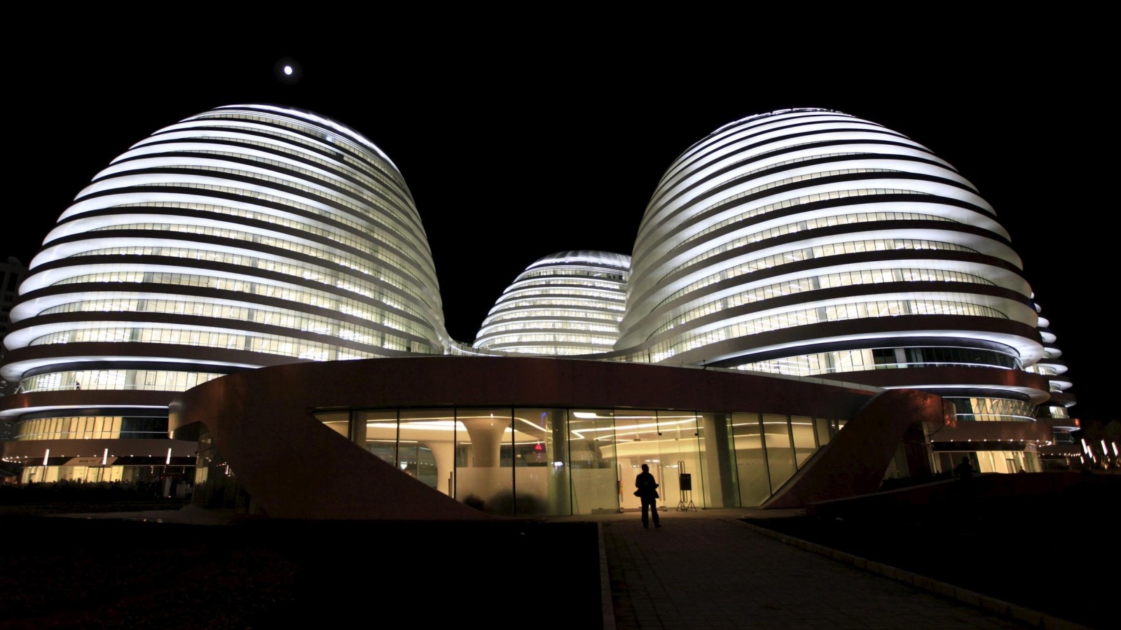 صممت زها حديد عدة منشآت في الصين بينها مبنى سوهو غالاكسي في العاصمة بيكين(رويترز)