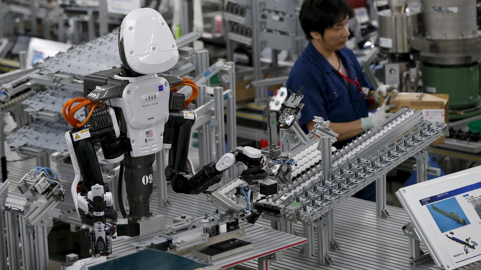 ‪الروبوتات باتت تعمل جنبا إلى جنب مع الإنسان بالعديد من الصناعات‬ (رويترز)