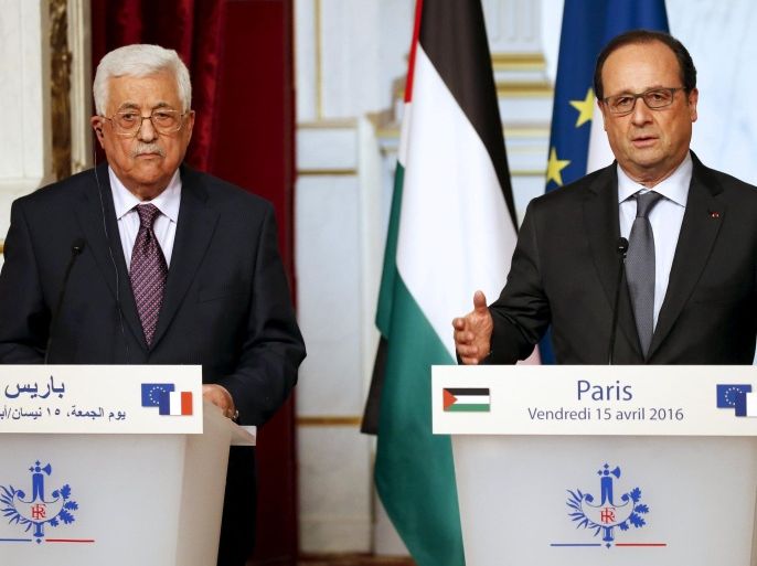 Palestinian President Mahmoud Abbas (L) and French President Francois Hollande (R) make a joint statement after a meeting to discuss France's initiative for peace in the Middle East at the Elysee Palace in Paris, France, April 15, 2016. REUTERS/Charles Platiau
