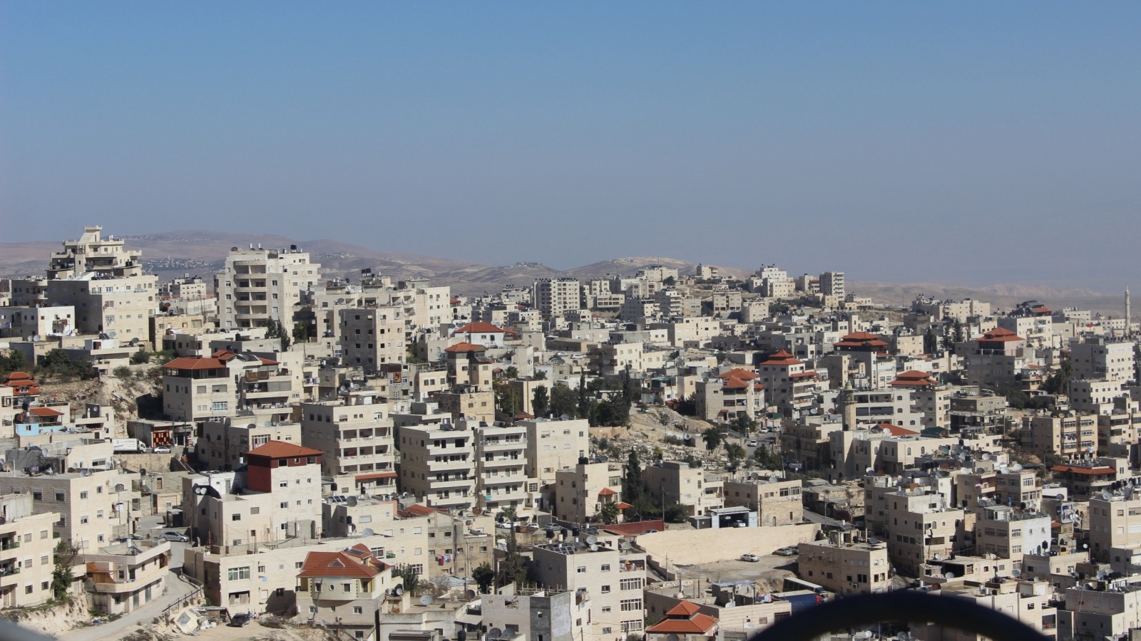 بلدة العيسوية في القدس من أكثر البلدات المقدسية اكتظاظا بالسكان (الجزيرة نت)