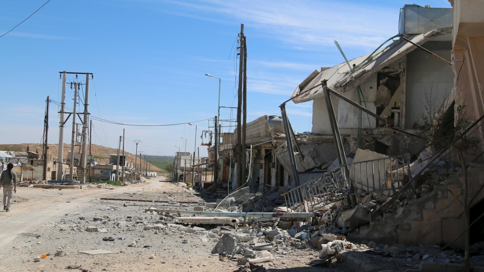 ‪آثار الدمار بادية على قرية العيس التي سيطرت عليها جبهة النصرة أمس السبت بعد معارك مع قوات النظام‬ (رويترز)