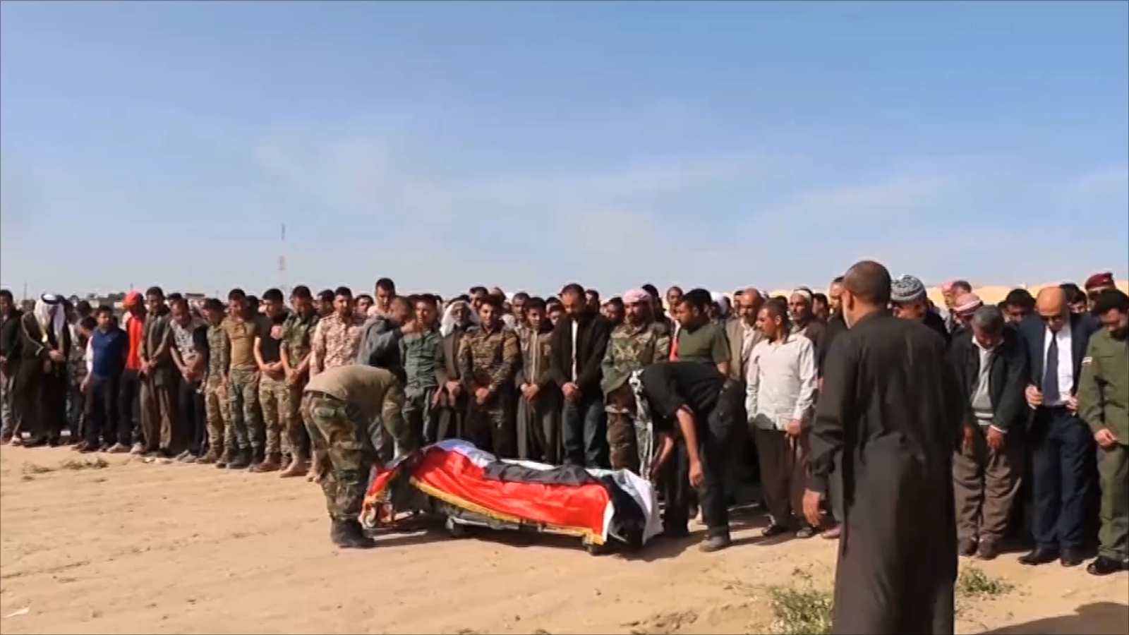 ‪عشرات من أهالي مدينة الموصل يشيعون جثمان فارس السبعاوي‬ (الجزيرة)