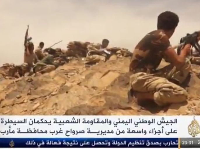 عدد من مقاتلي الجيش والمقاومة في جبهة من جبهات القتال بمحافظة مأرب