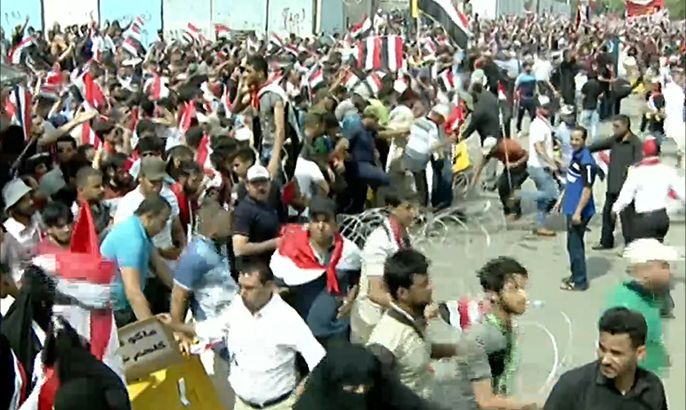 متظاهرون يقتحمون المنطقة الخضراء في بغداد