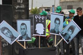 الصندوق أسود وضع فوقه صور الجنود الأربعة وآخر حمل علامات استفهام، خلال افتتاح حماس لفعاليات يوم الأسير الفلسطيني من أمام منزل الأسير حسن سلامة