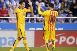 ميسي (يمين) وسواريز قادا برشلونة لاكتساح ديبورتيفو 8-0 عام 2016 (رويترز)