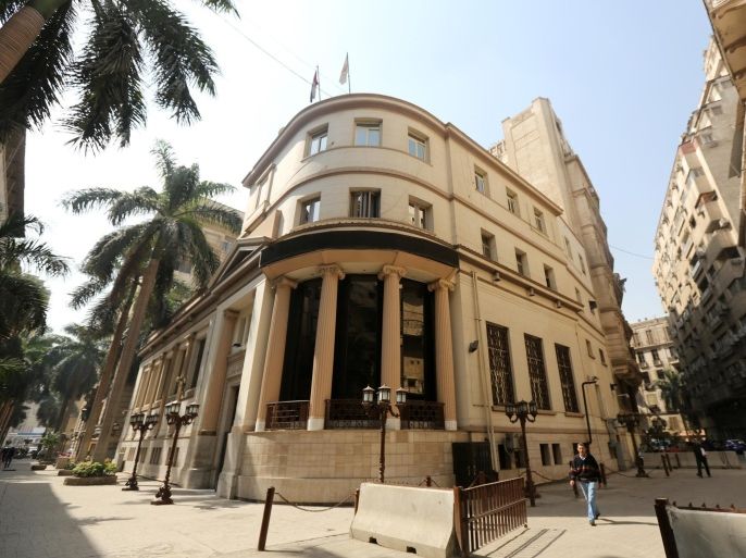 People walk in front of the Egyptian Stock Exchange in Cairo, Egypt, March 8, 2016. Stock markets in the Gulf may firm on Tuesday as investors could be encouraged to enter longer-term positions with further evidence that oil prices may have bottomed. Egypt may be supported by positive earnings from Telecom Egypt. REUTERS/Mohamed Abd El Ghany