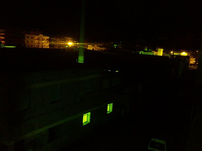 تغرق مدينة عدن يومياً في ظلام دامس لأوقات طويلة بسبب تفاقم أزمة الكهرباء (الجزيرة نت