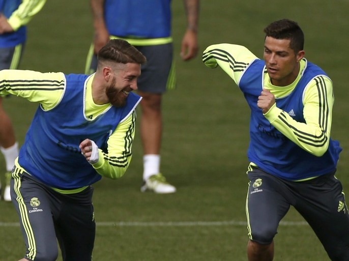 Real Madrid's Portuguese striker Cristiano Ronaldo and Spanish defender Sergio Ramos (L) during a training session at Valdebebas sports complex in Madrid, Spain, 15 April 2016. Real Madrid will face Getafe in a Spanish Primera Division soccer match the upcoming 16 April.