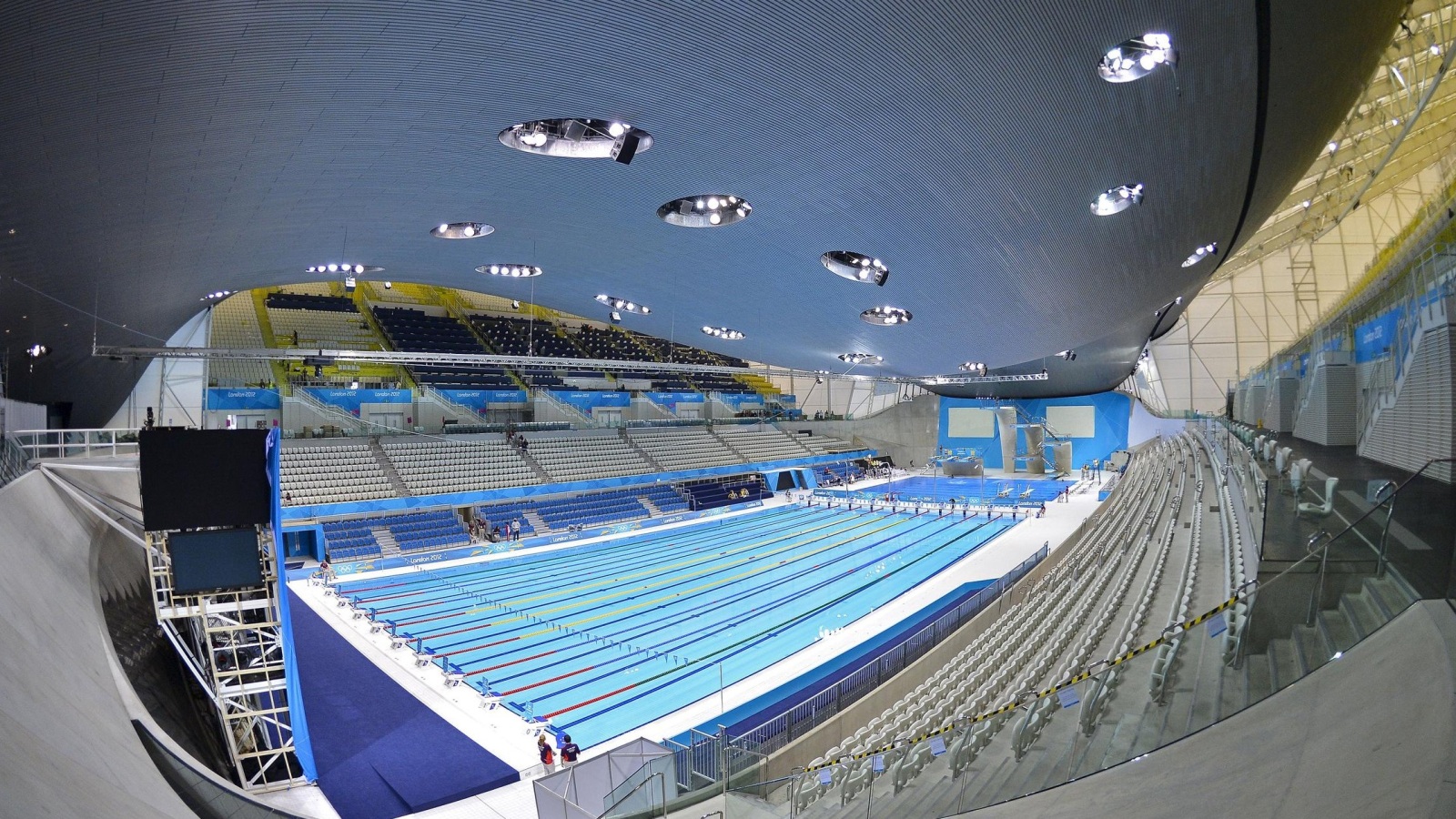 مركز الرياضات المائية في العاصمة البريطانية(رويترز)