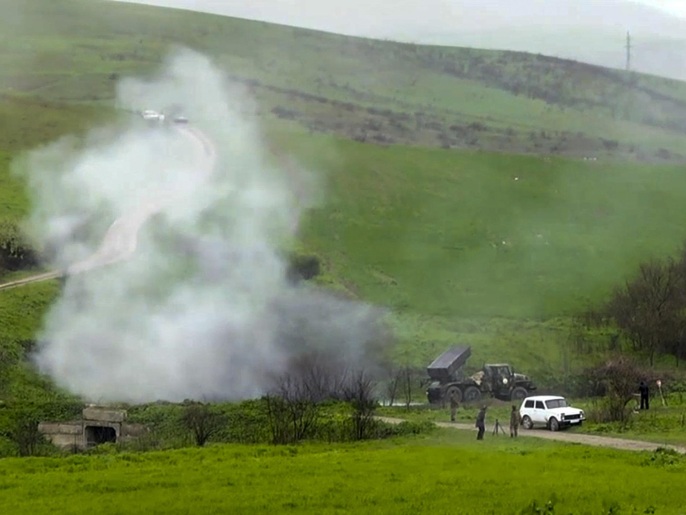 الجيش الأرميني يطلق صواريخ غراد لقصف المواقع الأذرية (أسوشيتد برس)