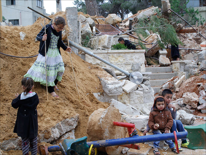  أطفال من قرية زعترة يلهون فوق أنقاض حديقتهم التي هدمها الاحتلال(الجزيرة)