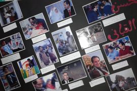 زوجة السجين حسن القباني رصفت صور ألبوم ذكرياتها على لوحة هي ما تبقى من كيان أسري، فرق القمع شمله.