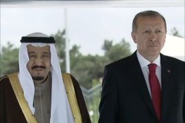 أردوغان يستقبل الملك سلمان ويمنحه وسام الجمهورية