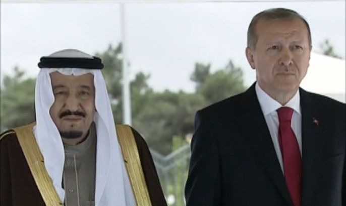 أردوغان يستقبل الملك سلمان ويمنحه وسام الجمهورية
