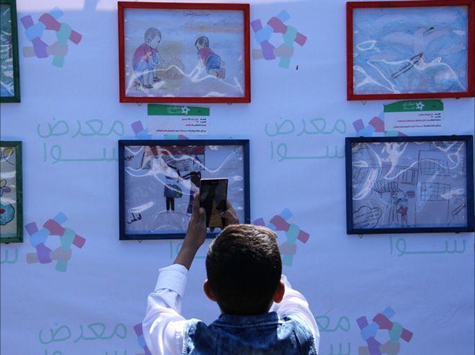 6- غزة، قطاع غزة، فلسطين المحتلة، 6-6-2016، طفل يلتقط صور للرسومات