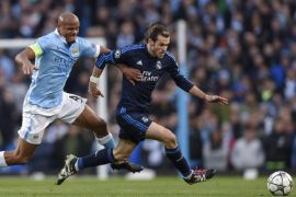 Gareth Bale of Real Madrid in action against Vincent Kompany (L) of Mancester City during the UEFA Champions League semi final, first leg soccer match between Manchester City and Real Madrid at the Etihad Stadium in Manchester, north west England, 26 April 2016.