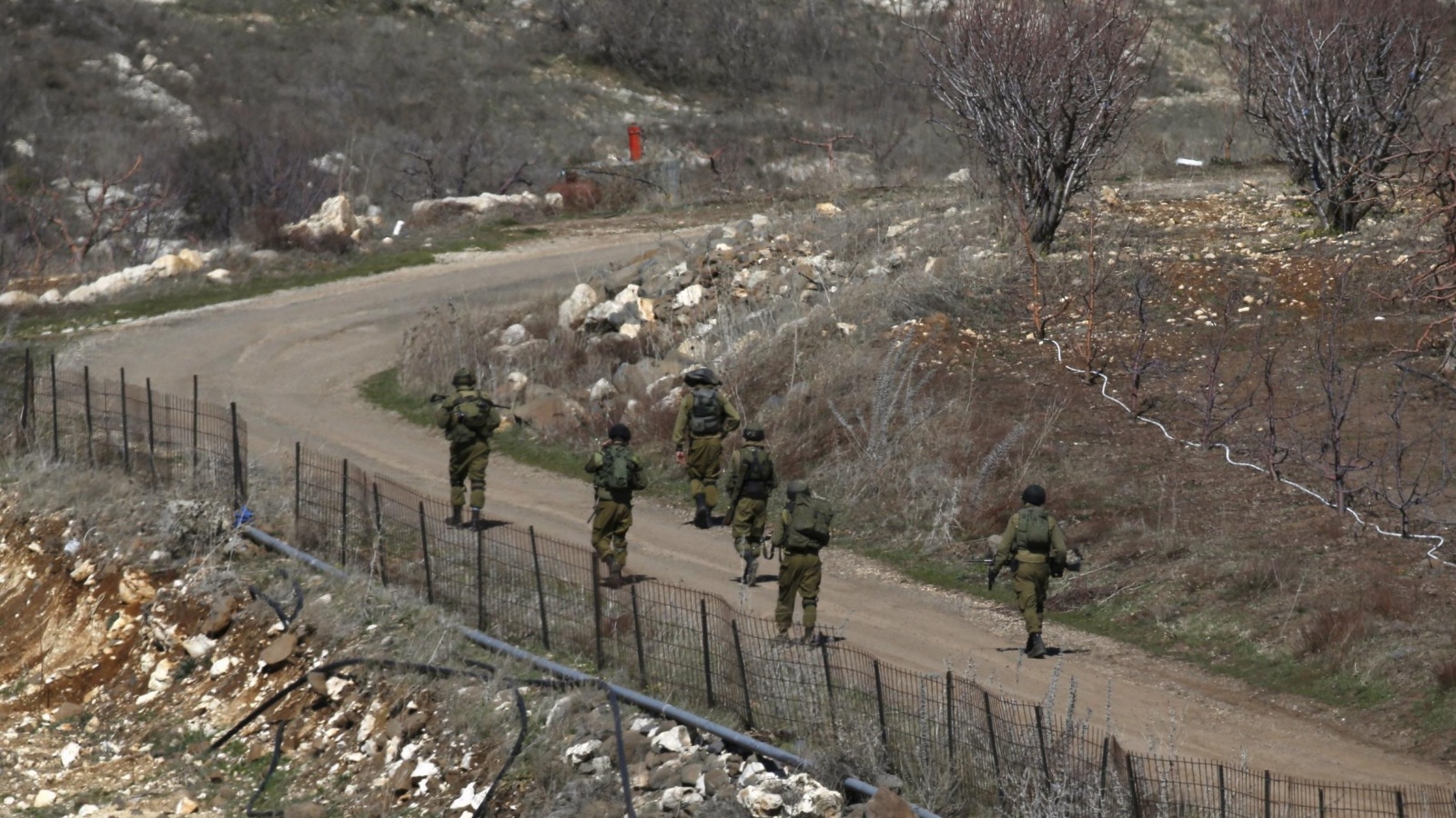 ‪جنود إسرائيليون في دورية راجلة على الحدود مع سوريا‬ (رويترز)