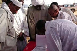 ناخب يدلي بصوته في استفتاء الوضع الإداري لإقليم دارفور (وكالة السودان للأنباء)