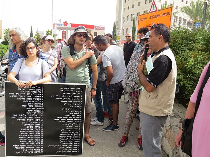 ناشطين من منظمة " يذكرن " الإسرائيلي تحيي ذكرى مجزرة دير ياسين الثمانة والستين على أراضيها يوم الخميس الفائت