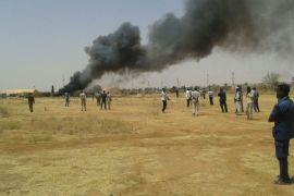 صورة نشرها ناشطون سودانيون على الإنترنت لحادث تحطم طائرة الأنتونوف 26 العسكرية أثناء محاولتها الهبوط في مطار مدينة الأبيّض في شمال كردفان