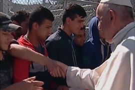 البابا فرنسيس يصل إلى جزيرة ليسبوس اليونانية في زيارة لساعات لتفقد أحوال اللاجئين العالقين