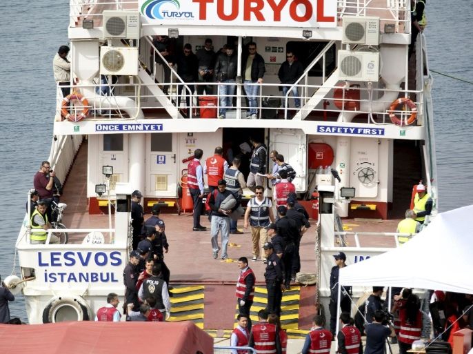 Migrants are escorted by police officers as they disembark from a ferry at a port in the Turkish coastal town of Dikili, Turkey April 8, 2016. The ferry carrying 45 Pakistani migrants returned to Turkey from the Greek island of Lesbos on Friday - the second round of arrivals under a European Union deal with Ankara to stem mass migration to Europe across the Aegean Sea. REUTERS/Tuncay Dersinlioglu FOR EDITORIAL USE ONLY. NO RESALES. NO ARCHIVE.