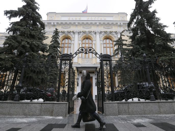 A woman walks near the Central Bank headquarters in central Moscow, Russia, January 29, 2016. REUTERS/Maxim Zmeyev