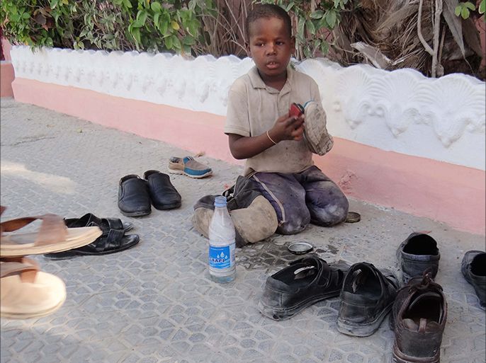 محمد نور مختار طفل يعمل ماسحا للأحذية في مقديشو ولم يلتحق بالمدرسة،23 إبريل/نيسان 2016
