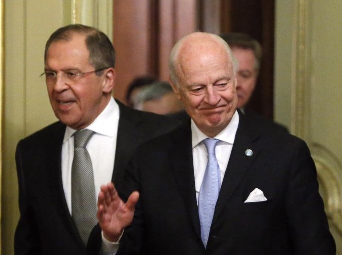 Russian Foreign Minister Sergei Lavrov (L) and U.N. Special Envoy Staffan de Mistura, the mediator of Syrian peace talks, enter a hall during a meeting in Moscow, Russia, April 5, 2016. REUTERS/Sergei Karpukhin