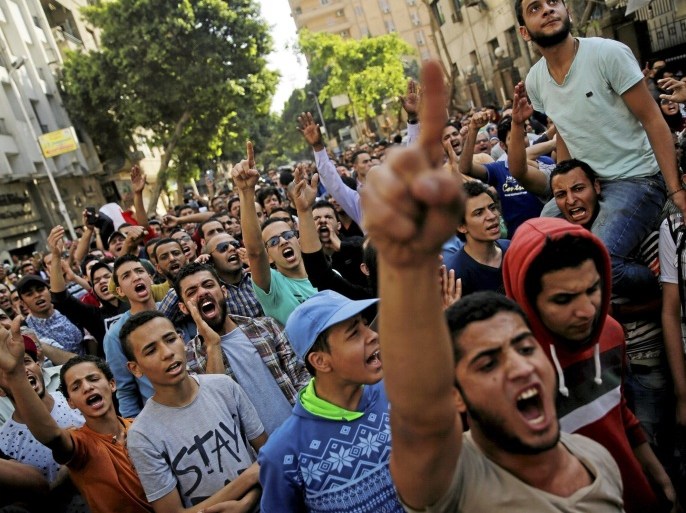 Egyptian protesters and Muslim Brotherhood members shout slogans against President Abdel Fattah al-Sisi and the government during a demonstration protesting the government's decision to transfer two Red Sea islands to Saudi Arabia, in front of the Press Syndicate in Cairo, Egypt, April 15, 2016. REUTERS/Amr Abdallah Dalsh