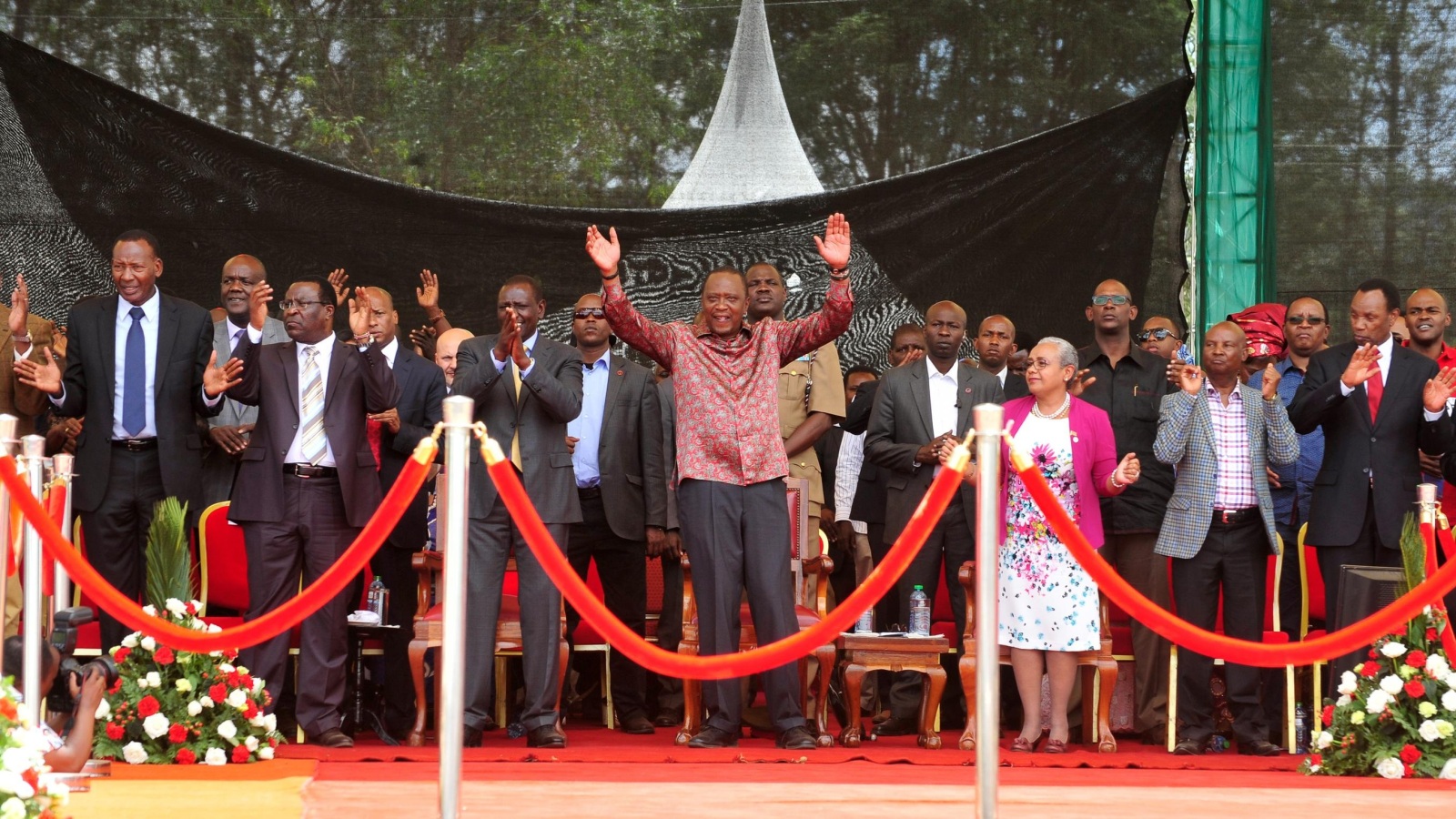 ‪الرئيس الكيني أثناء إعطائه إشارة انطلاق مسابقة للعدو في بلاده قبل أيام‬ (أسوشيتد برس)
