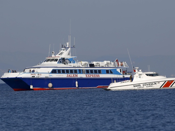 خفر السواحل التركي رافق اللاجئين لدى وصولهم إلى ميناء ديكيلي(رويترز)