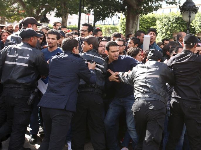 Unemployed graduates clash with riot police during a demonstration to demand the government provide them with job opportunities in Tunis, Tunisia April 9, 2016. REUTERS/Zoubeir Souissi