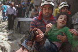 مقتل مدنيين وتدمير هائل بحلب جراء قصف الطيران