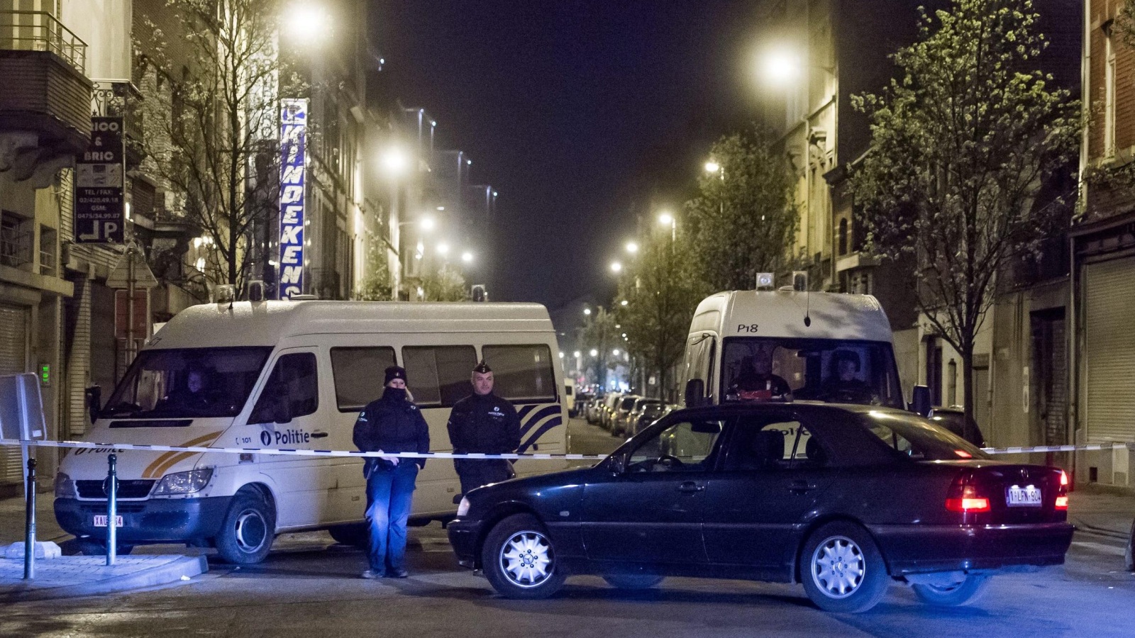 ‪الشرطة البلجيكية أثناء العملية الأمنية التي نفذتها السبت في منطقة أندرلخت ببروكسل‬ (الأوروبية)