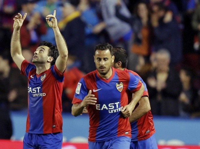UD Levante's Guiseppe Rossi (L) celebrates his 1-1 equaliser goal during the Primera Division soccer match between UD Levante and RCD Espanyol played at Ciudad Valencia stadium in Valencia, Spain, 15 April 2016.