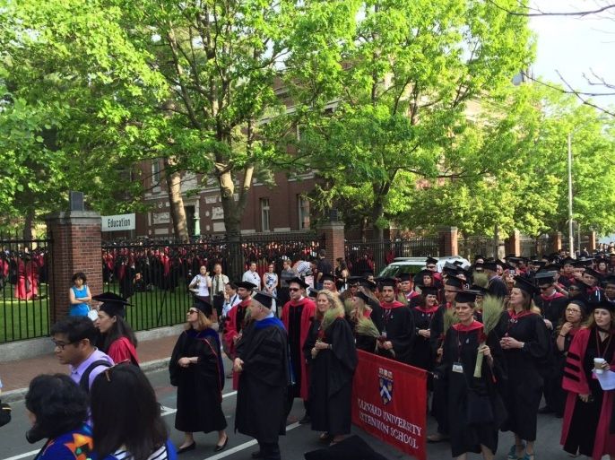 فوج من خريجي جامعة هارفارد أثناء حفل تخرجهم عام 2015 في جامعة هارفارد (المصدر سمح بالنشر)