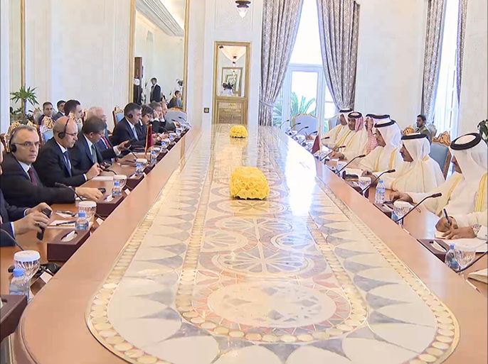 رئيسا وزراء قطر وتركيا يؤكدان في الدوحة على زيادة مستوى التعاون بين البلدين
