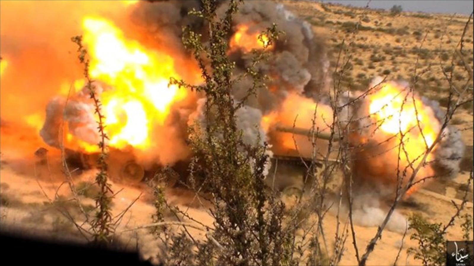 ‪صورة نشرها تنظيم ولاية سيناء لما قال إنها مدرعة عسكرية قام بتفجيرها بعدما استولى على ذخائر داخلها‬ (ناشطون-أرشيف)