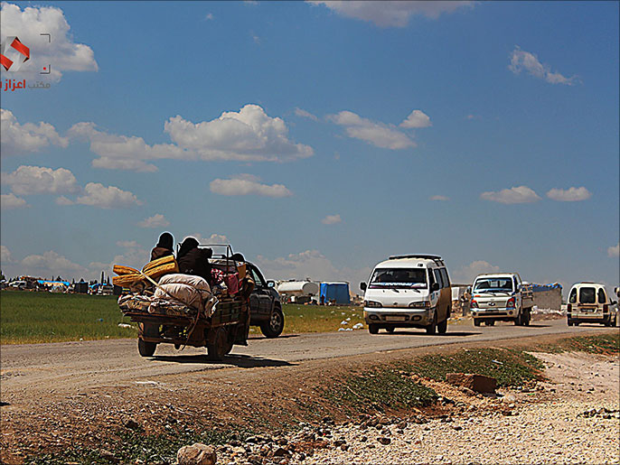 ‪النازحون توجهوا إلى إعزاز والشريط الحدودي قرب معبر باب السلامة مع تركيا‬ (ناشطون)
